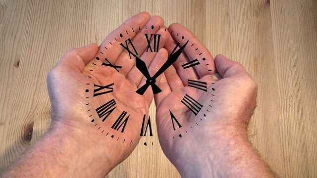 掌に時計